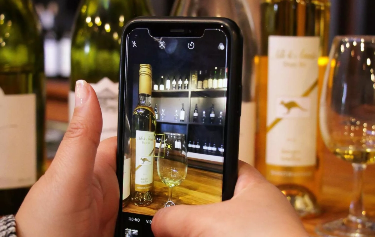 Una persona toma una foto a una botella de vino / PEXELS Una persona toma una foto a una botella de vino / PEXELS