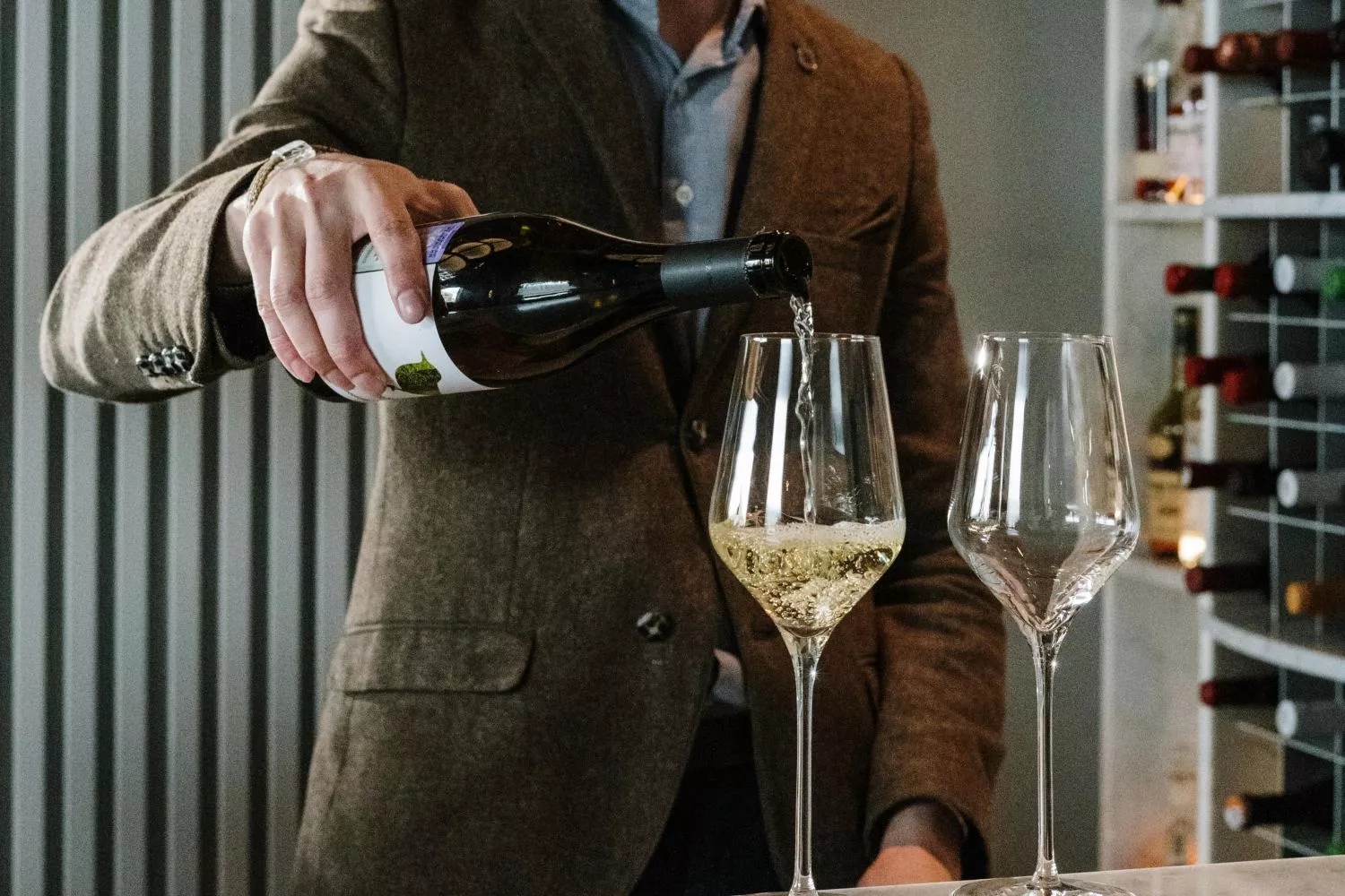 Un experto sirve un vino de pago en dos copas / PEXELS