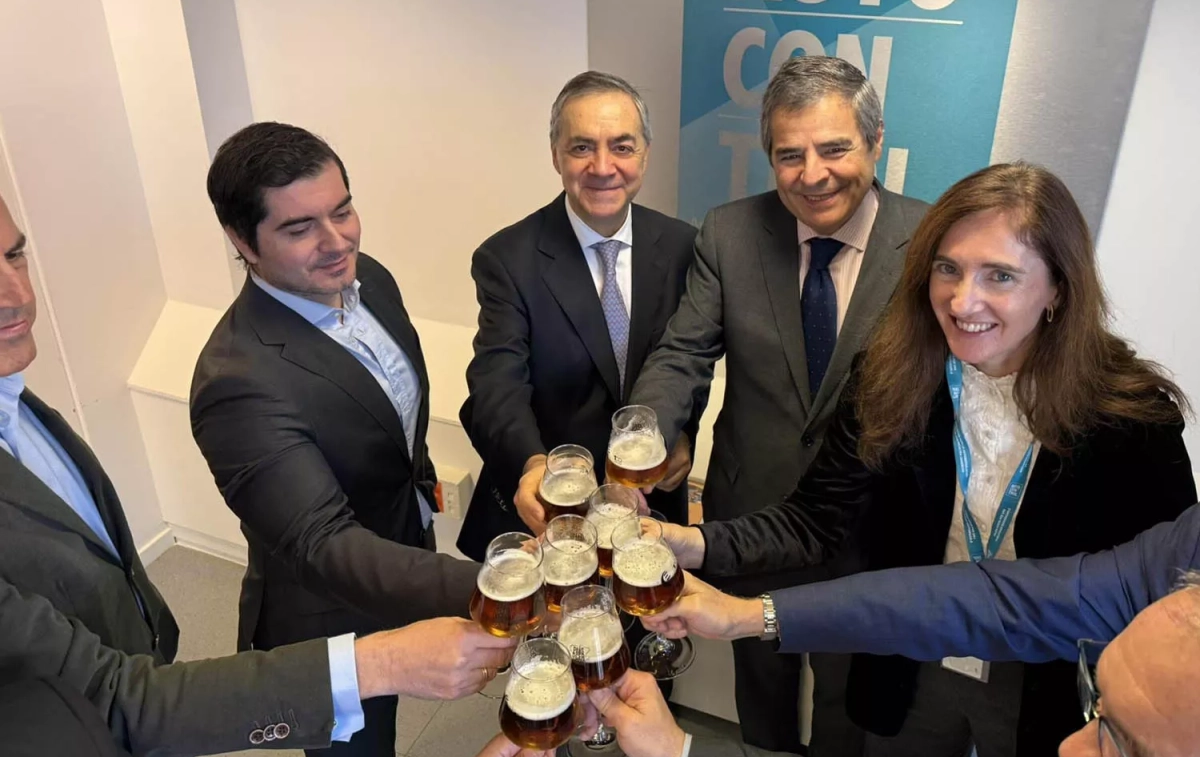 Directivos de Cerveceros de España brindan por el nuevo Código de Autorregulación Publicitaria en la cerveza / CdE Directivos de Cerveceros de España brindan por el nuevo Código de Autorregulación Publicitaria en la cerveza / CdE
