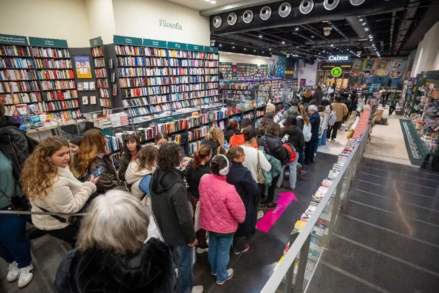 Una cola infinita en la Casa del Libro de Barcelona / PLANETA Una cola infinita en la Casa del Libro de Barcelona / PLANETA