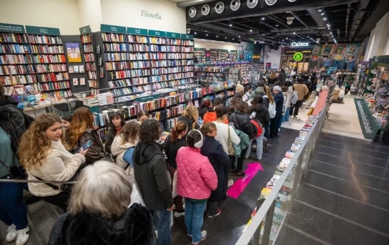 Colas en una librería para comprar la novela 'Alas de Ónix' el 22 de enero, cuando se publicó el libro / PLANETA