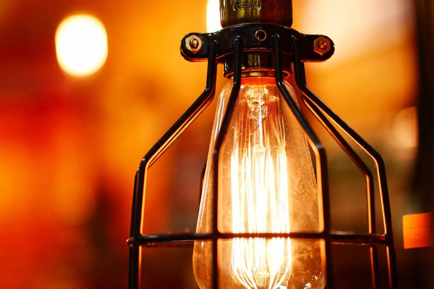 Una lámpara con bombilla que emite luz / PIXABAY Una lámpara con bombilla que emite luz / PIXABAY