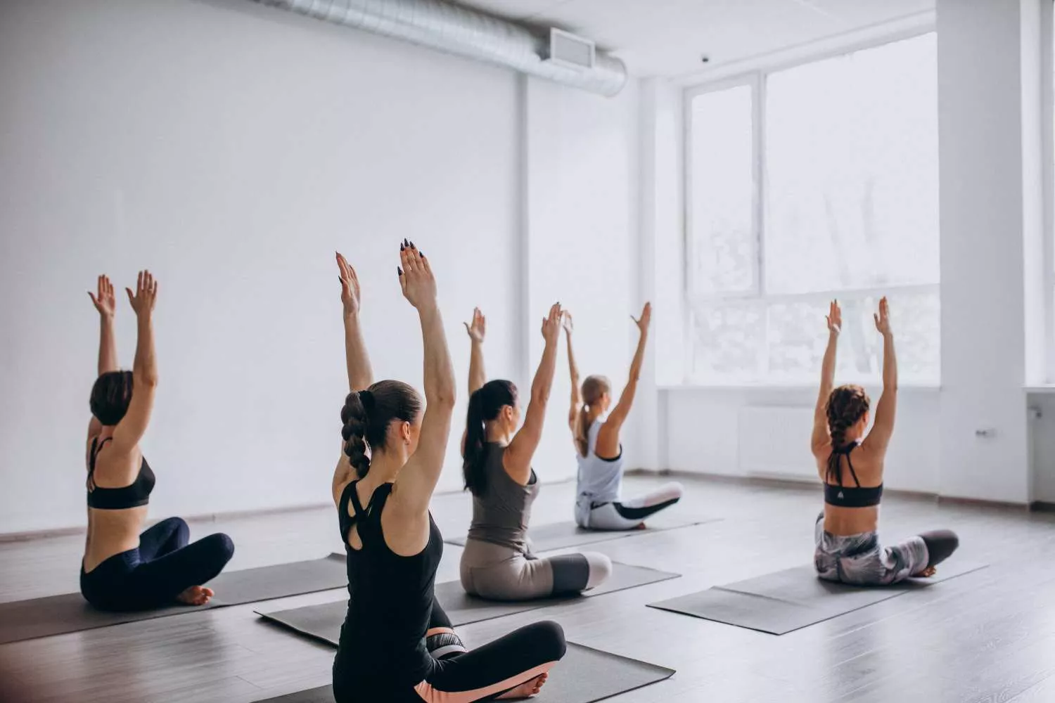 Varias personas en una clase de yoga / FREEPIK Varias personas en una clase de yoga / FREEPIK