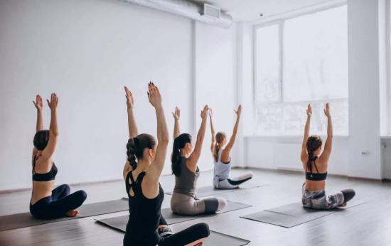 Varias personas en una clase de yoga / FREEPIK