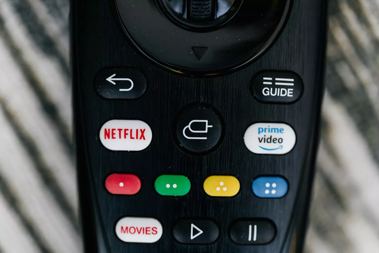 Canales de televisión en un mando / PEXELS