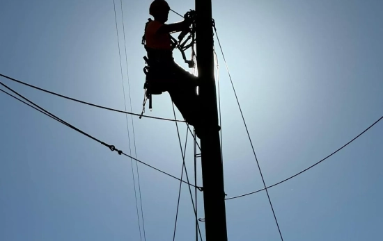 Un técnico escalando para cambiar una bombilla en las alturas/ PEXELS Un técnico escalando para cambiar una bombilla en las alturas/ PEXELS