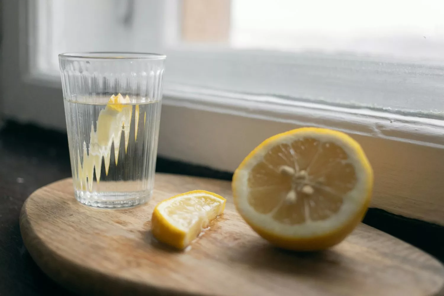 Agua con limón / PEXELS
