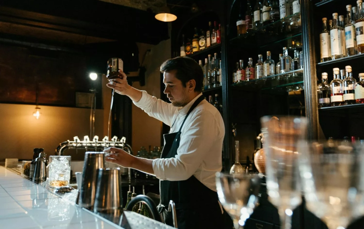 Un 'bartender' / PEXELS Un 'bartender' / PEXELS