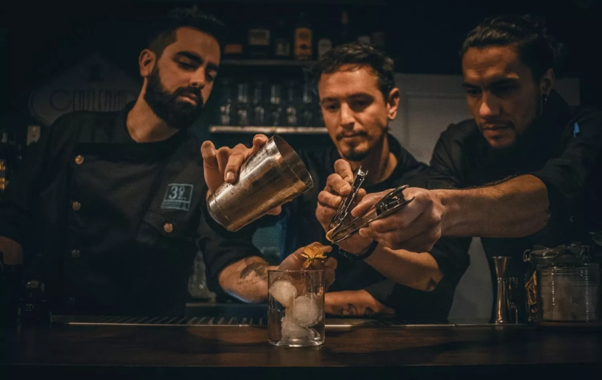El staff de 3Onzas / 3ONZAS COCKTAIL BAR El staff de 3Onzas / 3ONZAS COCKTAIL BAR