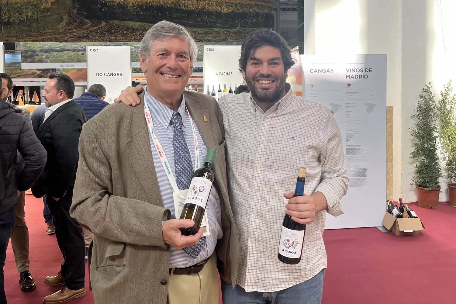 Juan Carlos y Luis Llopart, padre e hijo, junto a sus botellas de la marca familiar A Pachas / TEO CAMINO