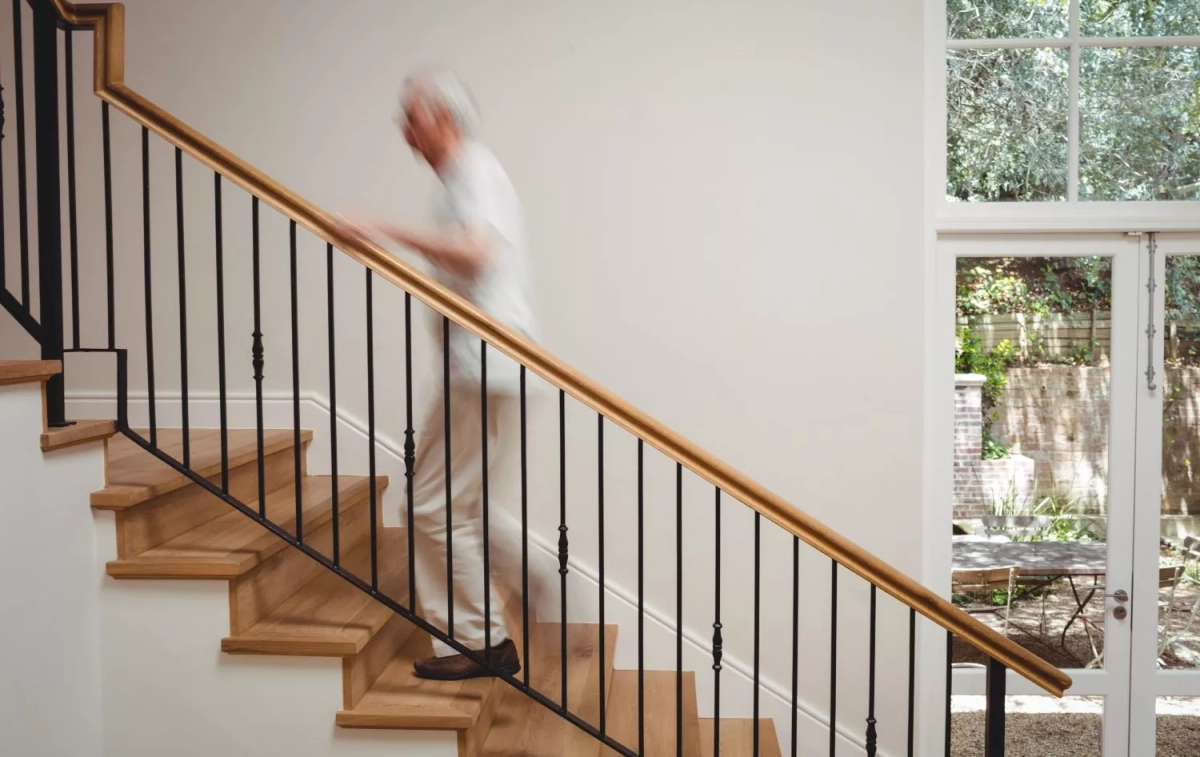 Un hombre sube unas escaleras / FREEPIK - wavebreakmedia_micro Un hombre sube unas escaleras / FREEPIK - wavebreakmedia_micro