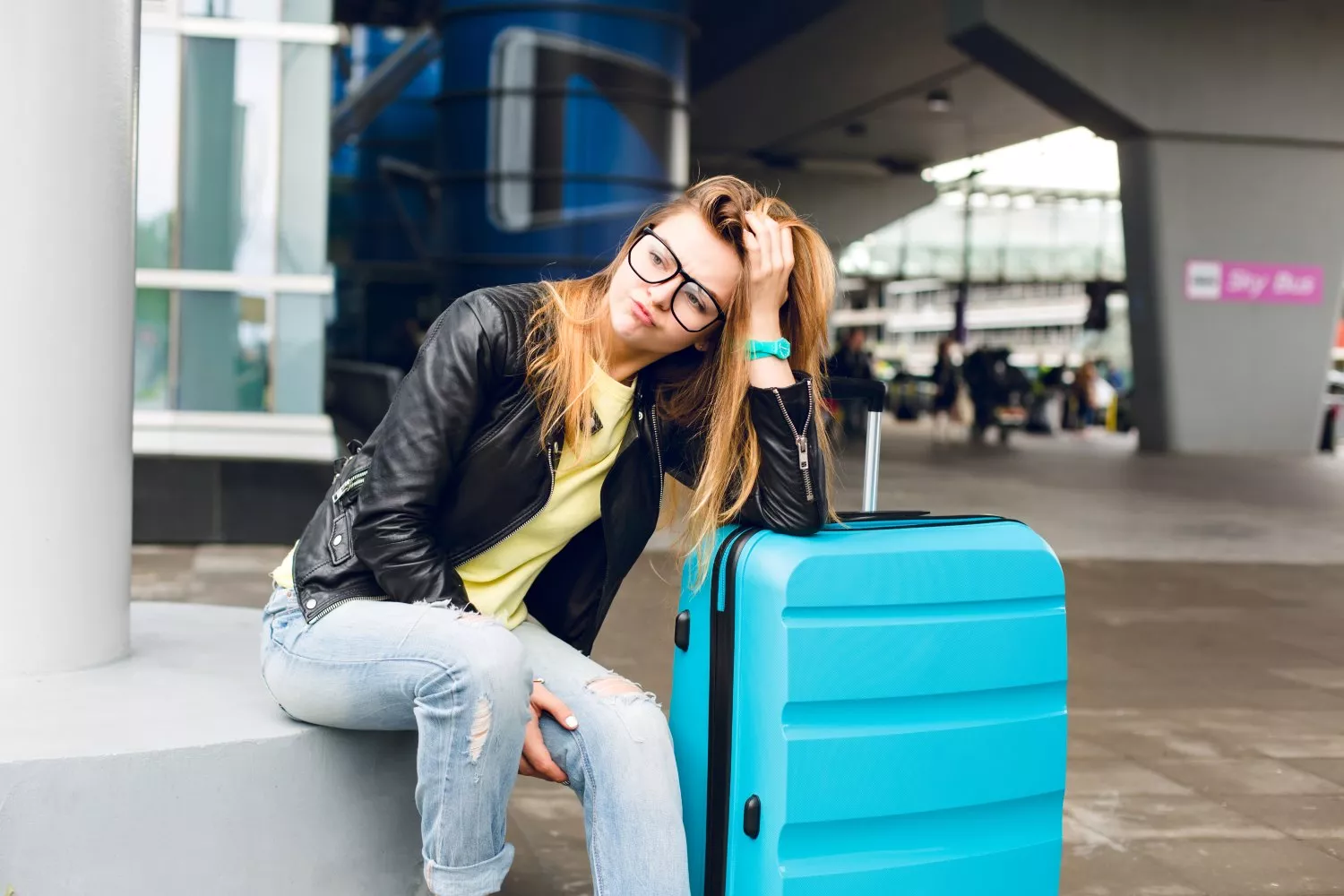 Uma rapariga que teve problemas com uma das companhias aéreas europeias / FREEPIK - lookstudio