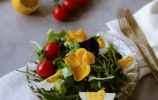 Ensalada con huevo y aliño de limón/ PEXELS Ensalada con huevo y aliño de limón/ PEXELS