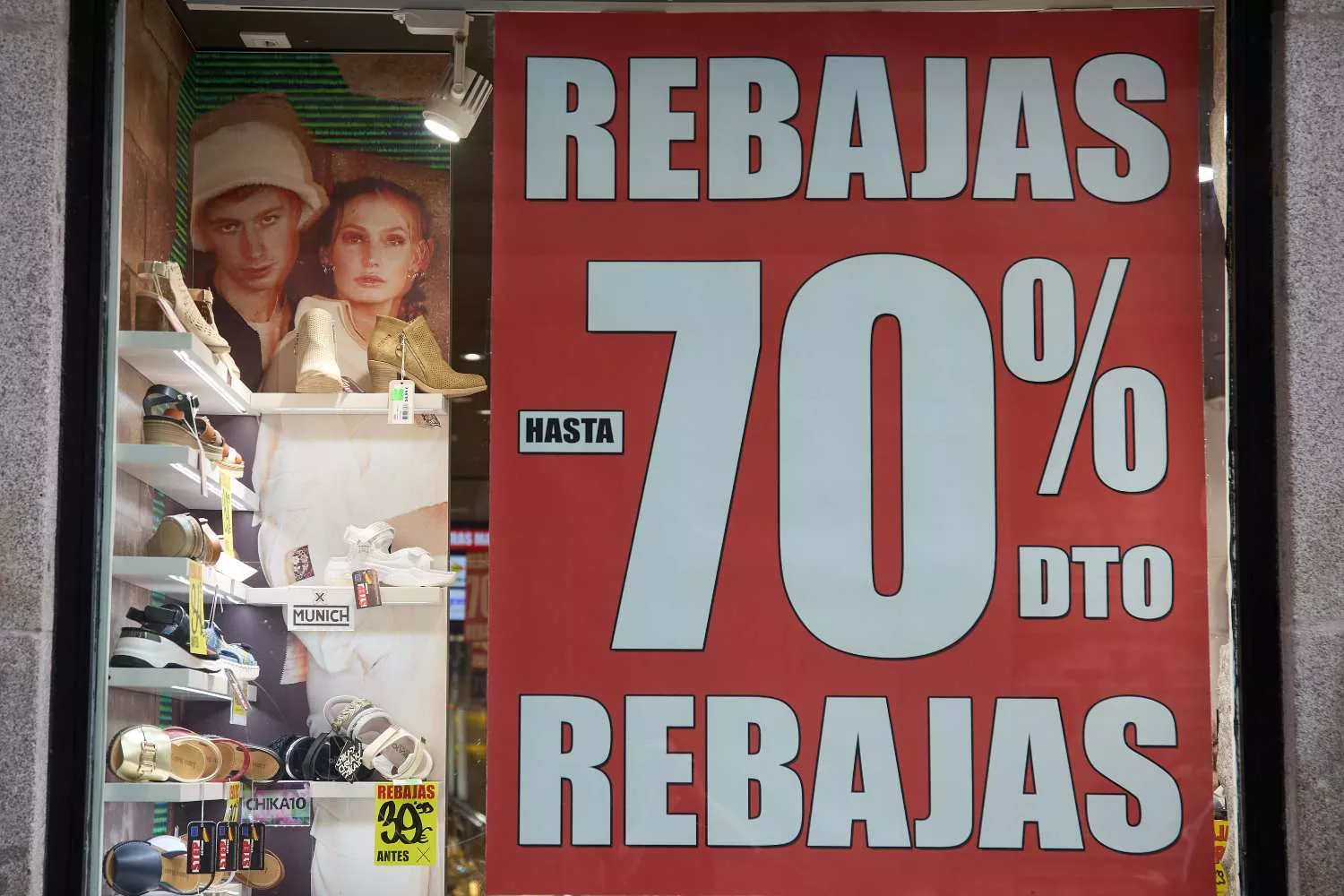 Una tienda con un cartel de rebajas EP Una tienda con un cartel de rebajas EP