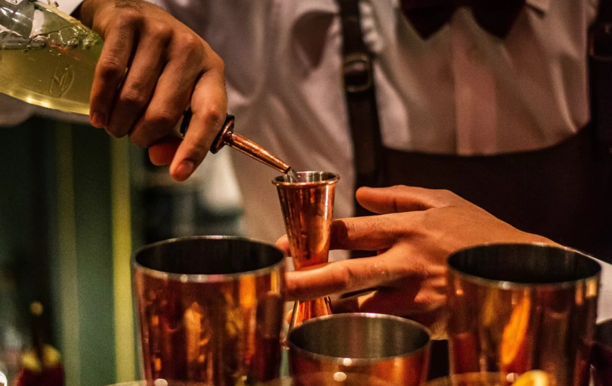 Un barman prepara una bebida / UNSPLASH Un barman prepara una bebida / UNSPLASH