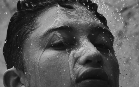 Una persona dándose una ducha de agua fría/ PEXELS Una persona dándose una ducha de agua fría/ PEXELS