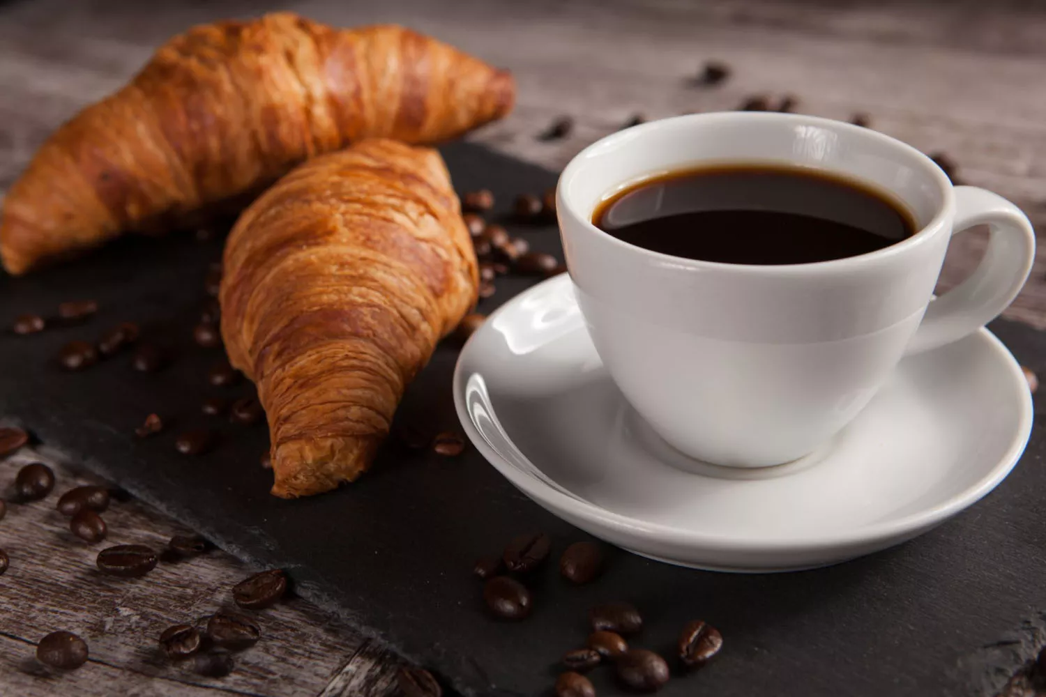 Dos croissants y un café FREEPIK