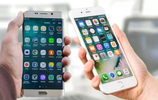 Dos móviles llenos de iconos de apps/ Montaje CG Dos móviles llenos de iconos de apps/ Montaje CG