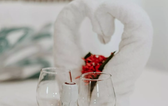 Detalle de un hotel en una reserva por San Valentín/ PEXELS Detalle de un hotel en una reserva por San Valentín/ PEXELS