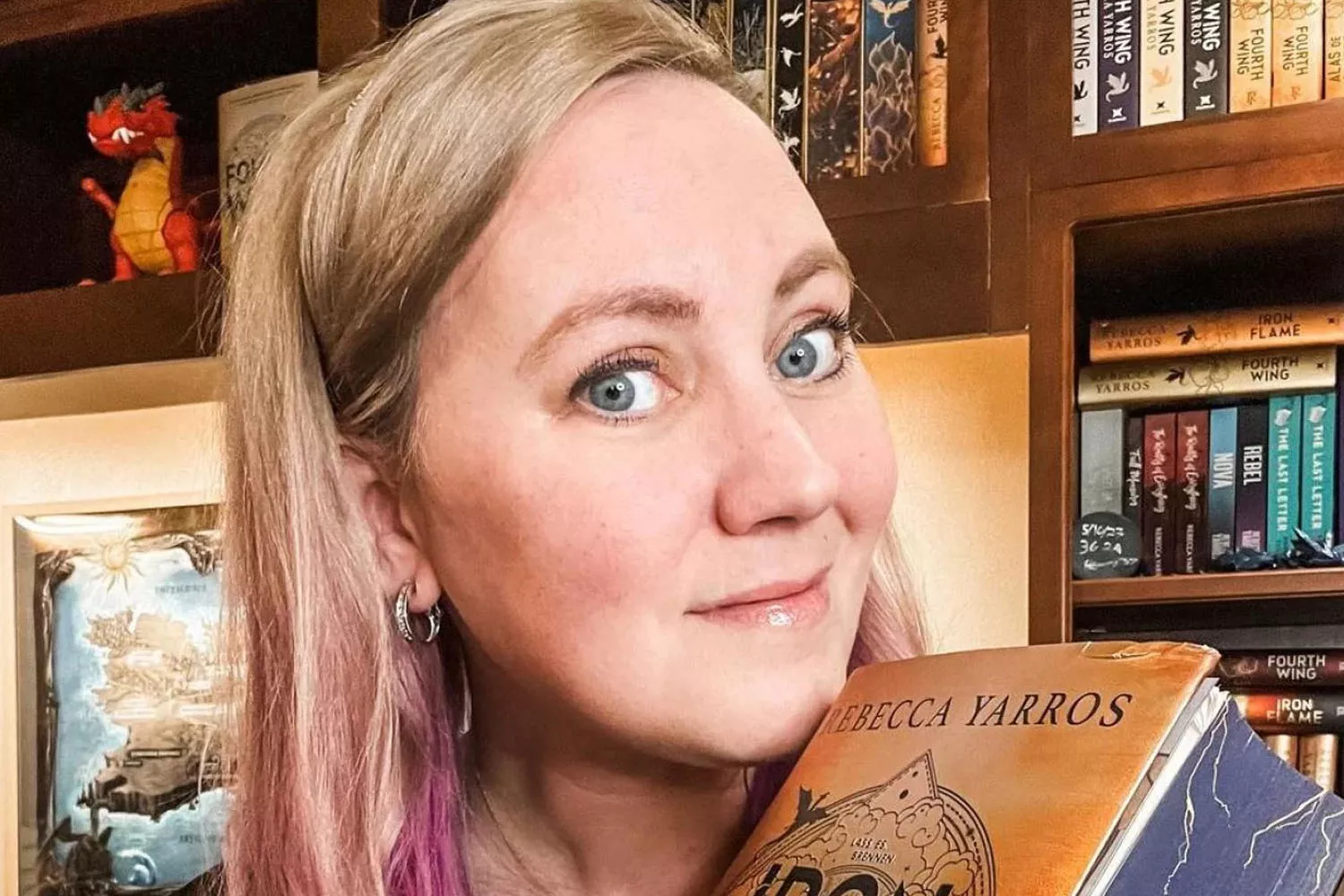 Rebecca Yarros con uno de sus libros de la saga Empíreo INSTAGRAM