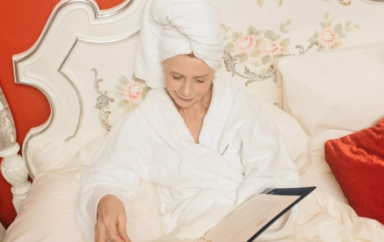 Una mujer disfrutando de su noche de hotel/ PEXELS