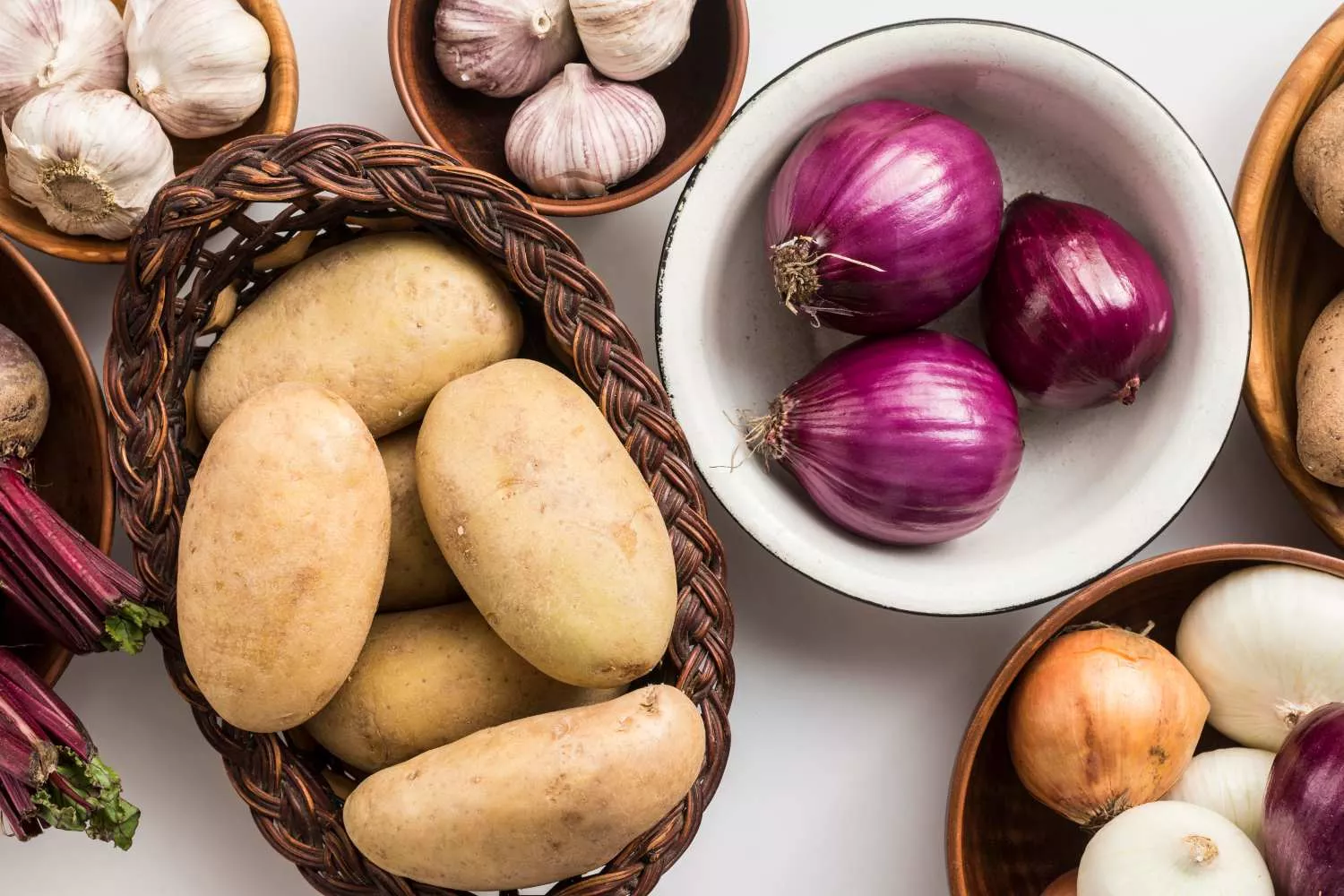 Varias patatas y cebollas almacenadas en una casa   FREEPIK