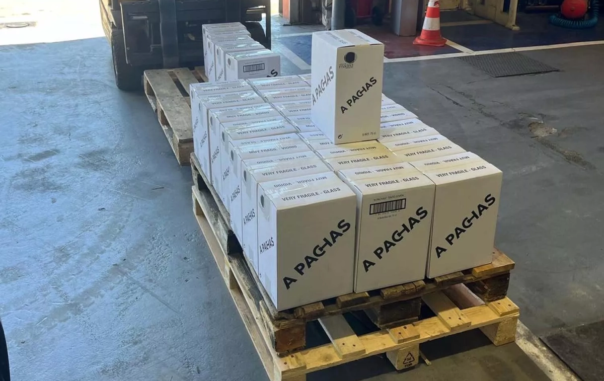 Un palé con cajas de vino dispuestas a viajar de Madrid a países remotos / CEDIDA Un palé con cajas de vino dispuestas a viajar de Madrid a países remotos / CEDIDA