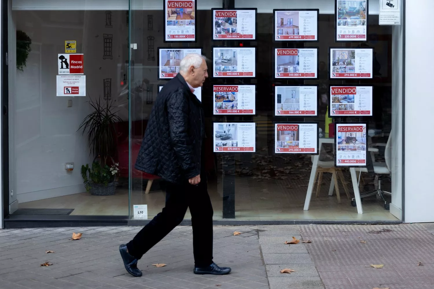 Un hombre pasa por delante de una inmobiliaria, donde se palpa la subida del precio del alquiler / EUROPA PRESS - EDUARDO PARRA Un hombre pasa por delante de una inmobiliaria, donde se palpa la subida del precio del alquiler / EUROPA PRESS - EDUARDO PARRA