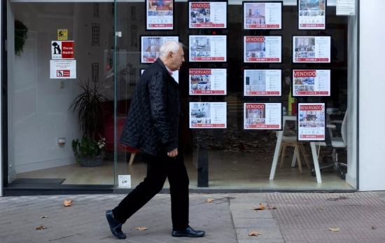 Un hombre pasa por delante de una inmobiliaria, donde se palpa la subida del precio del alquiler / EUROPA PRESS - EDUARDO PARRA Un hombre pasa por delante de una inmobiliaria, donde se palpa la subida del precio del alquiler / EUROPA PRESS - EDUARDO PARRA