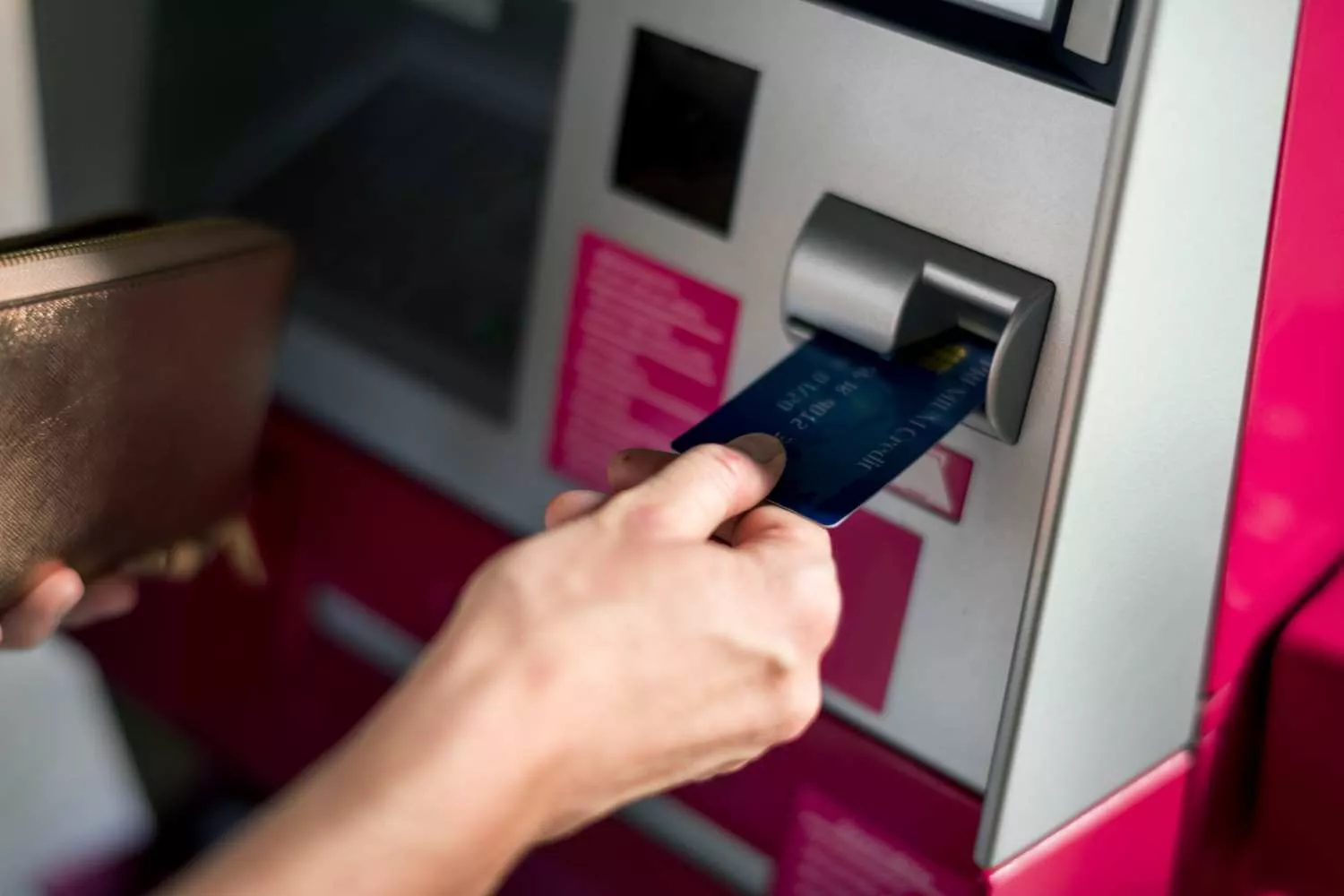 Una persona introduce una tarjeta de crédito en el cajero automático / FREEPIK