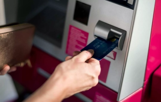 Una persona introduce una tarjeta de crédito en el cajero automático / FREEPIK Una persona introduce una tarjeta de crédito en el cajero automático / FREEPIK