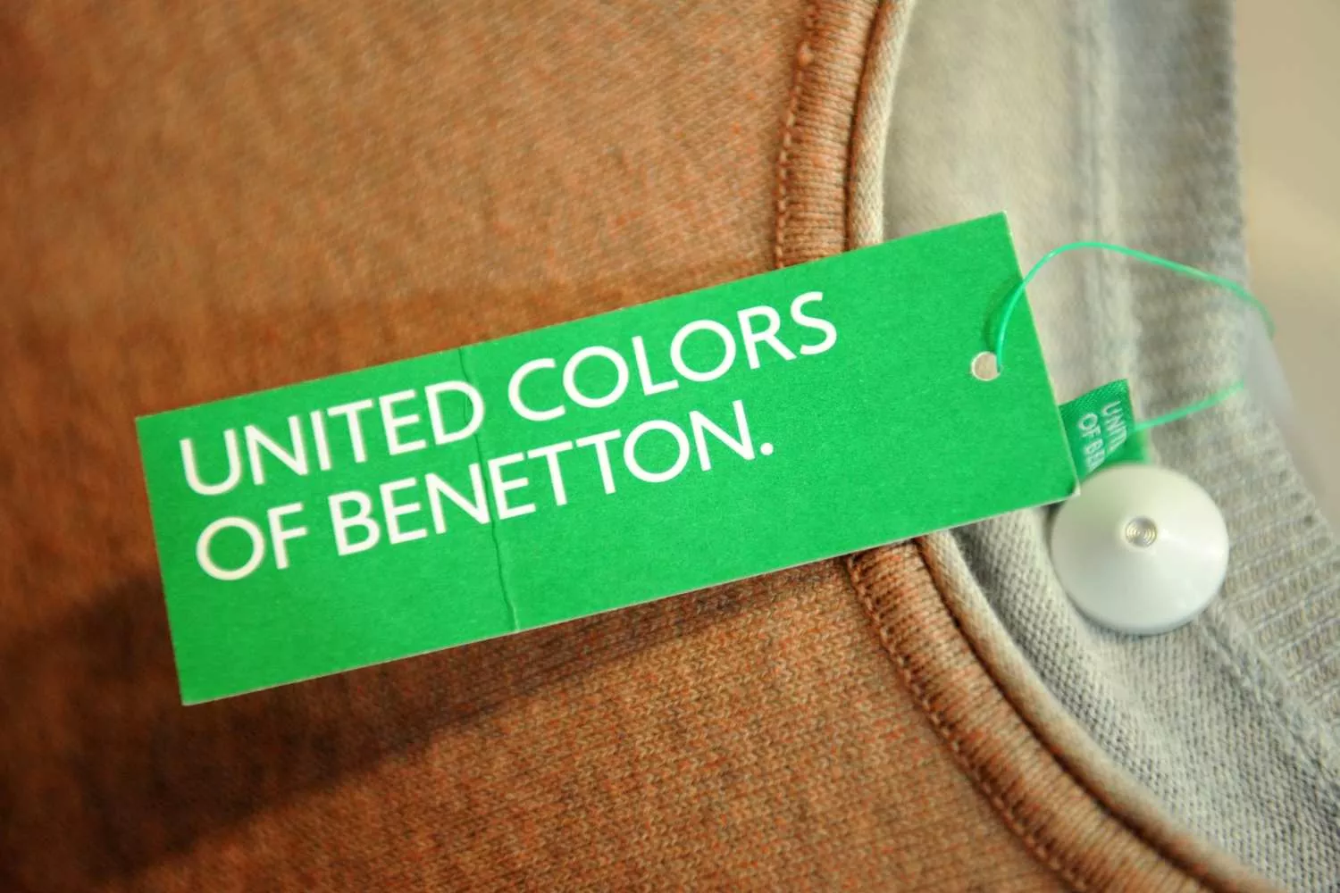 Una prenda con la etiqueta de Benetton   EP