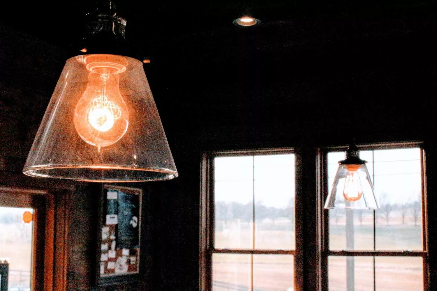 Una lámpara que emite luz / PEXELS Una lámpara que emite luz / PEXELS