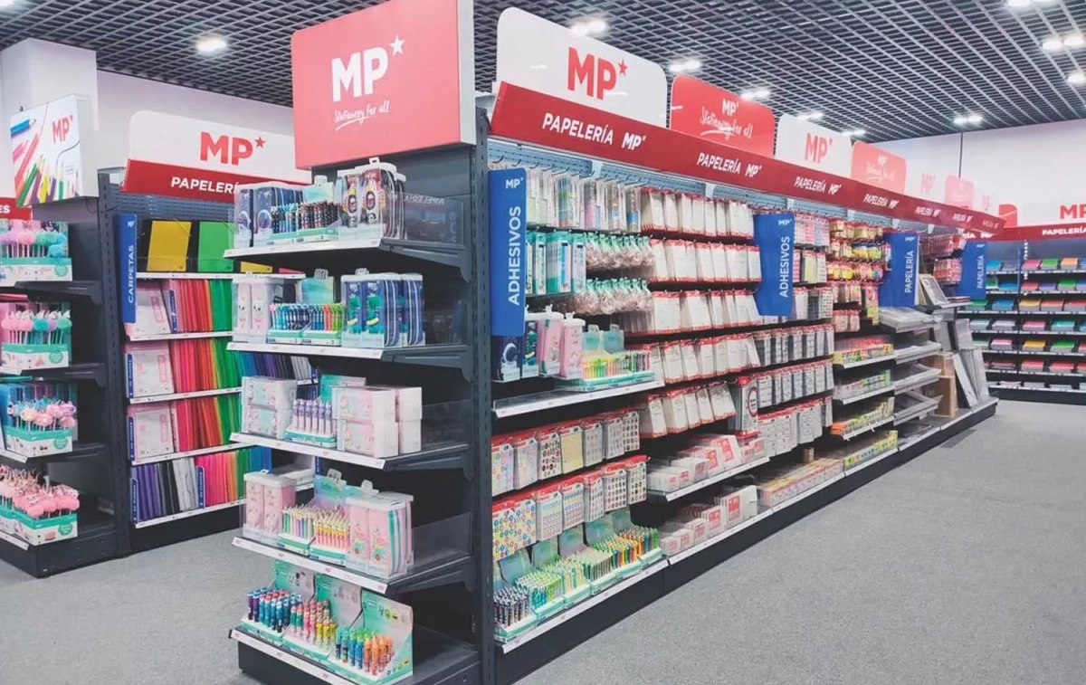 Cientos de productos de Main Paper en una papelería / EP Cientos de productos de Main Paper en una papelería / EP