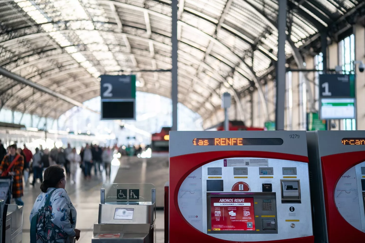 Una máquina para conseguir los abonos de Renfe / Iñaki Berasaluce - EP