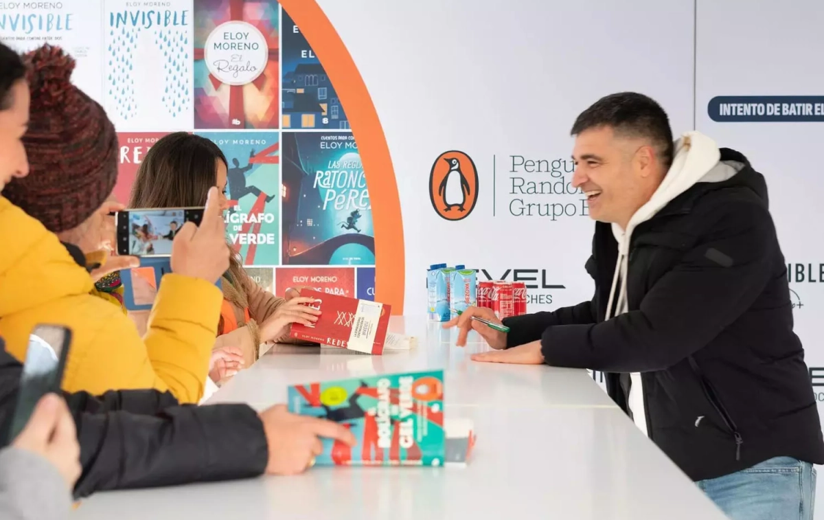 Eloy Moreno durante la firma de libros en Callao / PABLO MEDIAVILLA - PENGUIN RANDOM HOUSE Eloy Moreno durante la firma de libros en Callao / PABLO MEDIAVILLA - PENGUIN RANDOM HOUSE