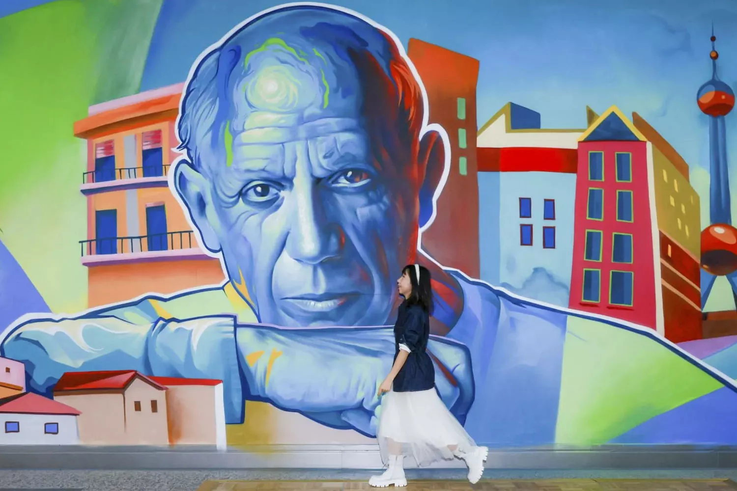 Una mujer camina junto a uno de los murales que homenajean al pintor Pablo Picasso y a la ciudad de Málaga en Shanghái / TURESPAÑA - EFE