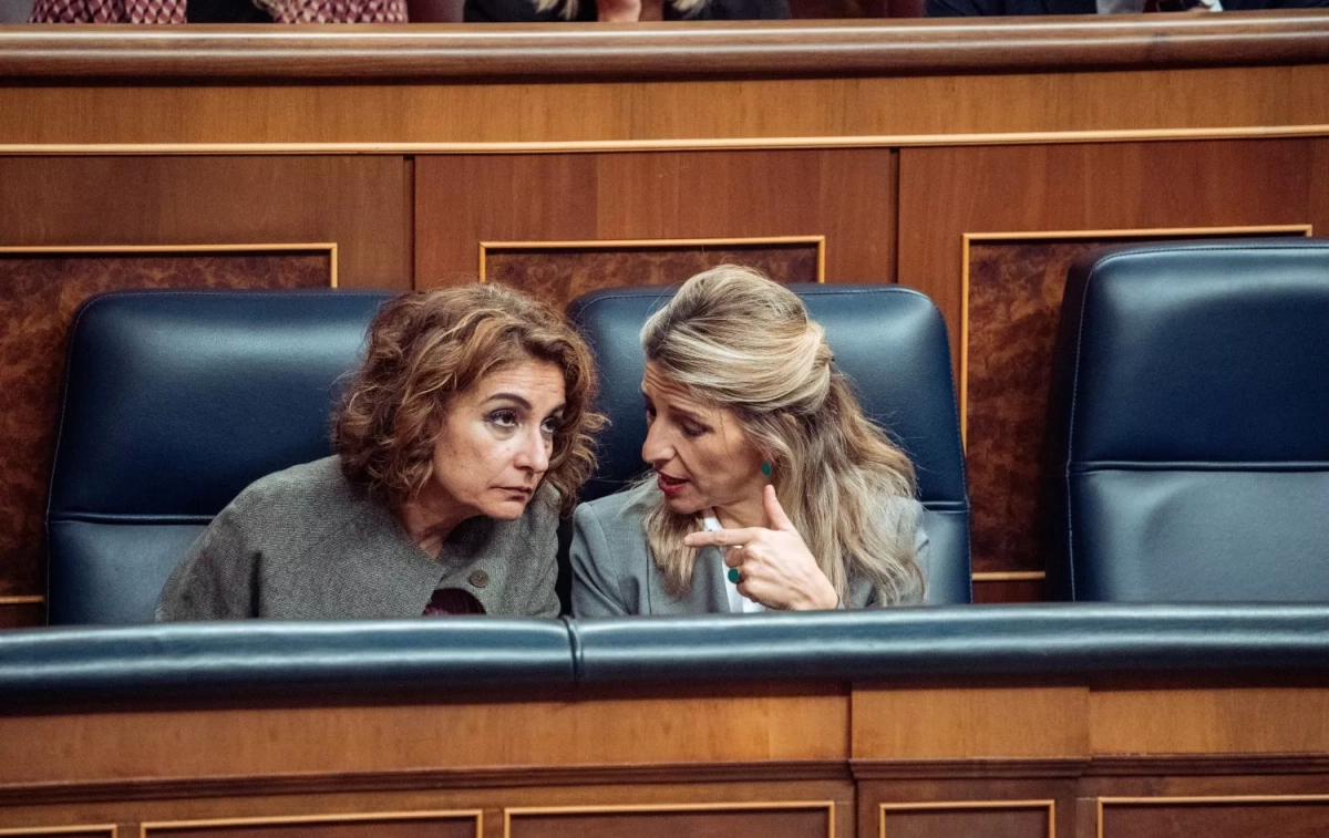 La vicepresidenta primera y ministra de Hacienda, María Jesús Montero (i) y la vicepresidenta segund La vicepresidenta primera y ministra de Hacienda, María Jesús Montero (i) y la vicepresidenta segund