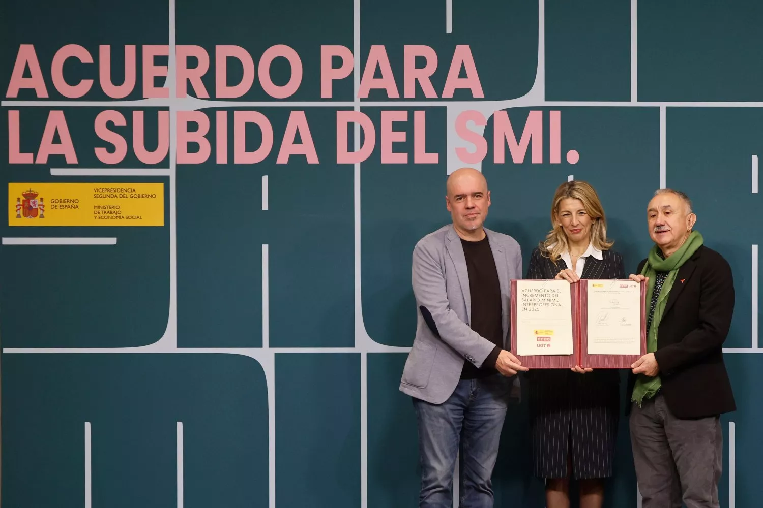 La ministra de Trabajo, Yolanda Díaz, junto con los líderes sindicales Unai Sordo (CCOO) y Pepe Álvarez (UGT) tras la subida del SMI / Sergio Pérez - EFE