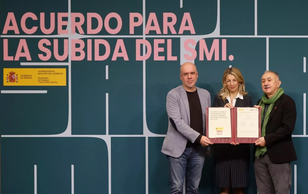 La ministra de Trabajo, Yolanda Díaz, junto con los líderes sindicales Unai Sordo (CCOO) y Pepe Álvarez (UGT) tras la subida del SMI / Sergio Pérez - EFE La ministra de Trabajo, Yolanda Díaz, junto con los líderes sindicales Unai Sordo (CCOO) y Pepe Álvarez (UGT) tras la subida del SMI / Sergio Pérez - EFE