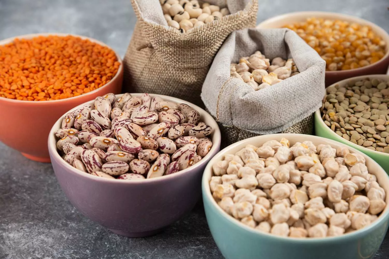 Varios tipos de legumbres, entre los que se incluyen garbanzos y lentejas / FREEPIK Varios tipos de legumbres, entre los que se incluyen garbanzos y lentejas / FREEPIK