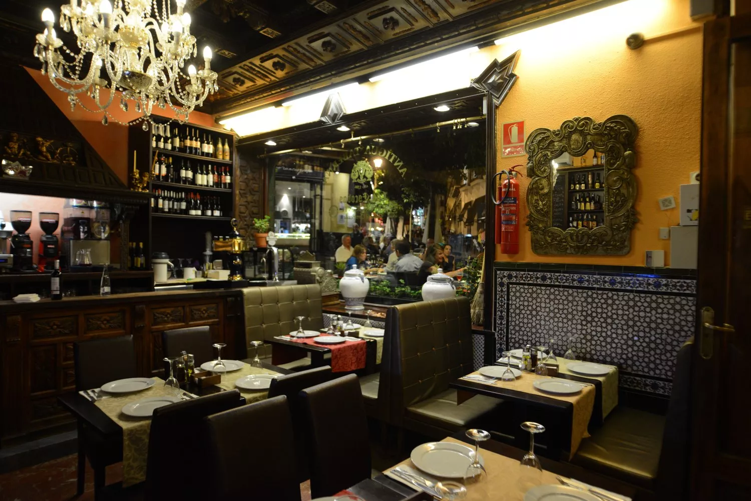 La taberna Las Escobas en Sevilla, el bar más antiguo de España / LAS ESCOBAS