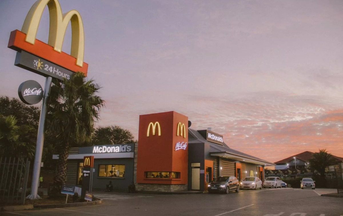 Un restaurante McDonald's / UNSPLASH Un restaurante McDonald's / UNSPLASH