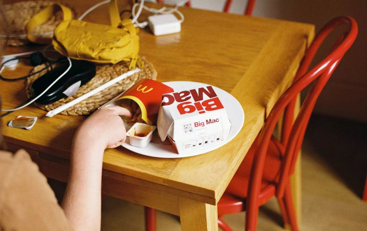 Una persona con un Big Mac y unas patatas fritas / UNSPLASH Una persona con un Big Mac y unas patatas fritas / UNSPLASH