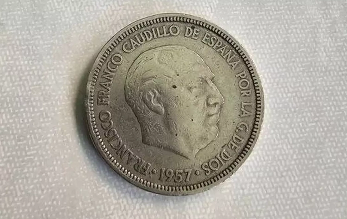 Una moneda de 5 pesetas con el busto de Francisco Franco WALLAPOP Una moneda de 5 pesetas con el busto de Francisco Franco WALLAPOP
