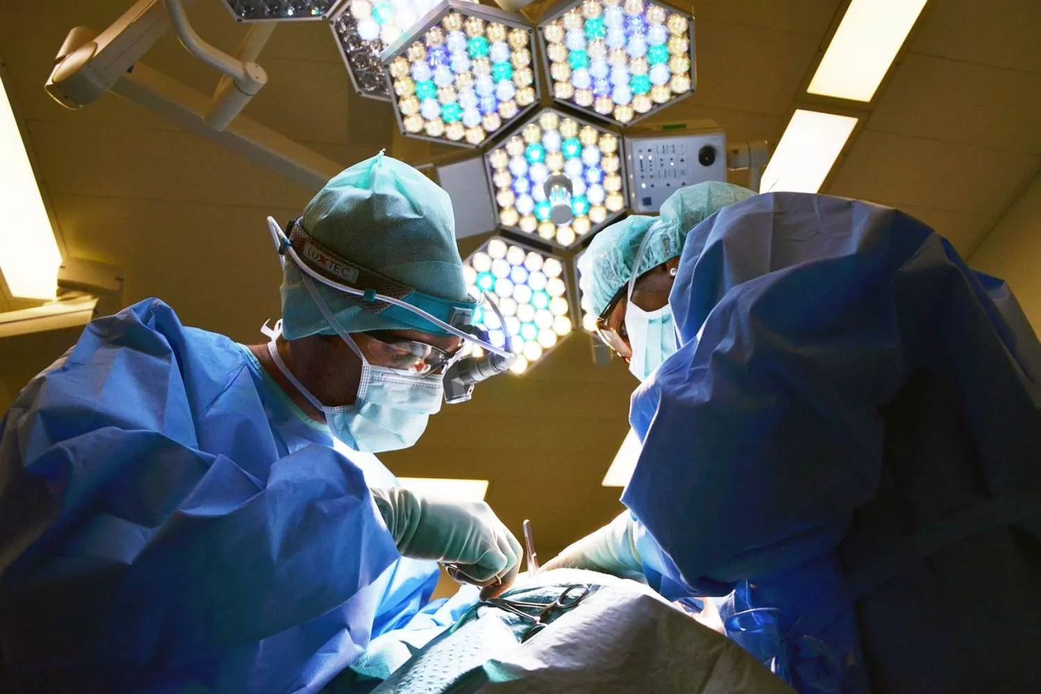 Doctores operan en el quirófano de un hospital / PIXABAY Doctores operan en el quirófano de un hospital / PIXABAY