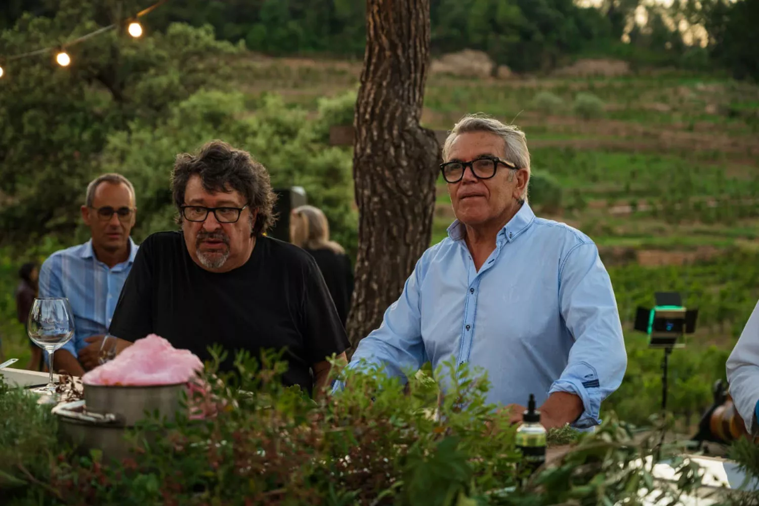 El cantautor Pep Sala, izquierda, y Joan Ignasi Domènech, derecha, durante una cata de vino / VINYES DOMÈNECH