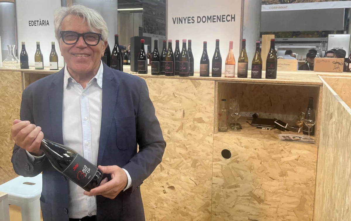 Joan Ignasi Domènech con una botella del vino 'Boig per tu' / TC Joan Ignasi Domènech con una botella del vino 'Boig per tu' / TC