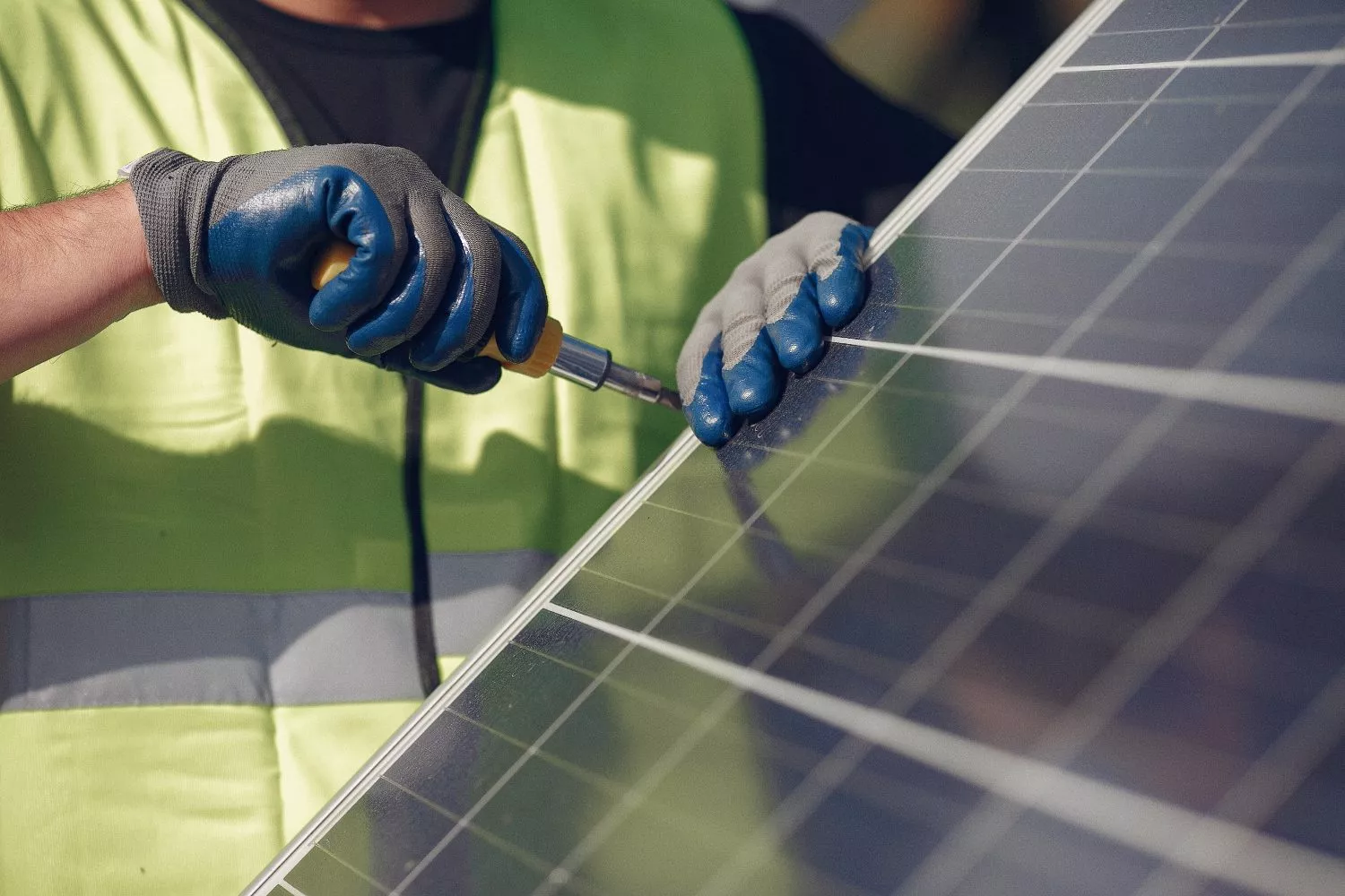 Um profissional da Engel Energy instala painéis fotovoltaicos  / FREEPIK - prostooleh