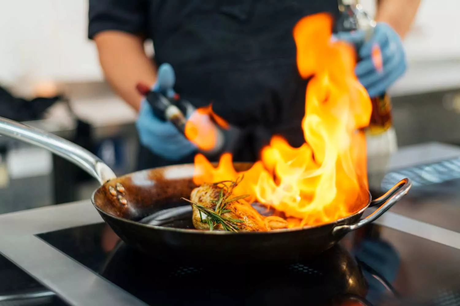 Uma frigideira queimada pelo fogo / FREEPIK Uma frigideira queimada pelo fogo / FREEPIK